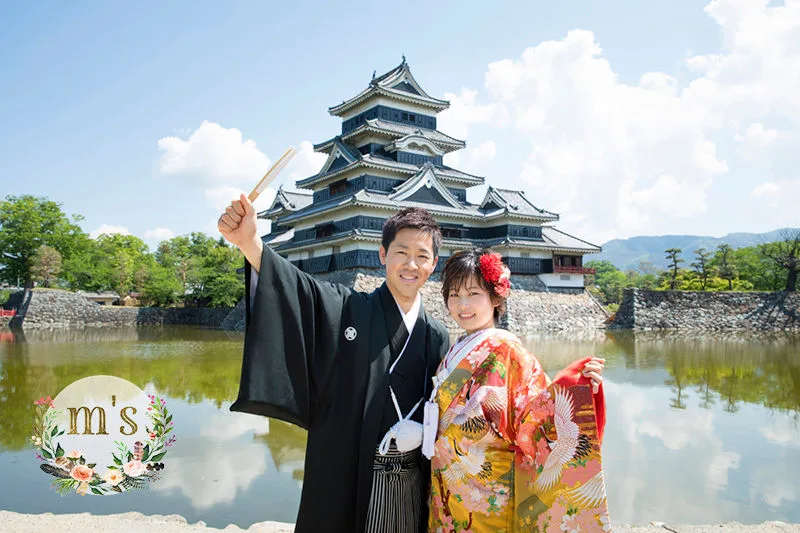 松本城を背景に和装で前撮りをする新郎新婦