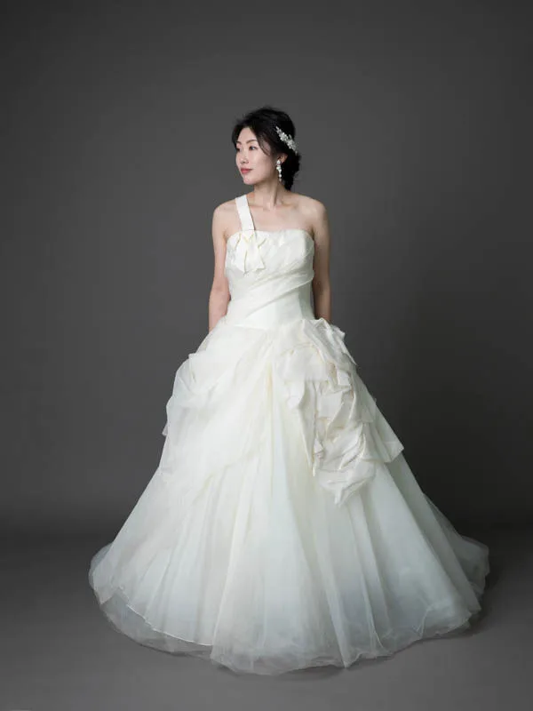 ドレープが美しい WHITE by Vera Wang のドレスを着た花嫁の前撮り