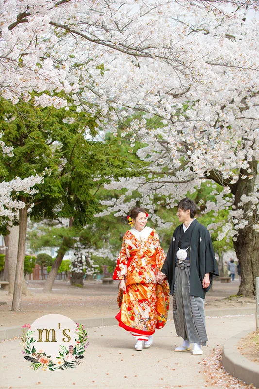 桜の松本城で