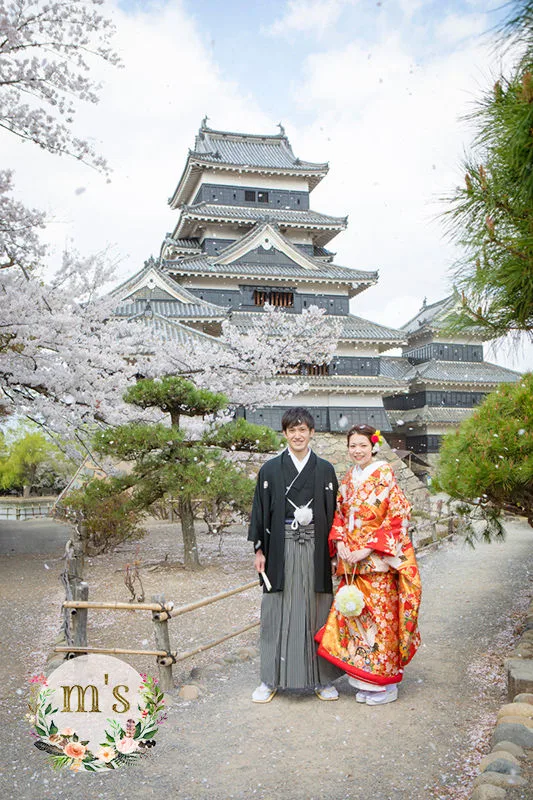 桜の松本城で
