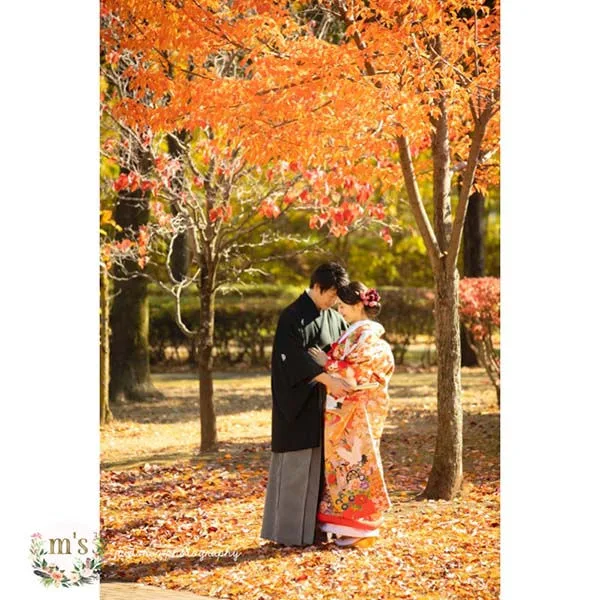 紅葉の中のフォトウェディング