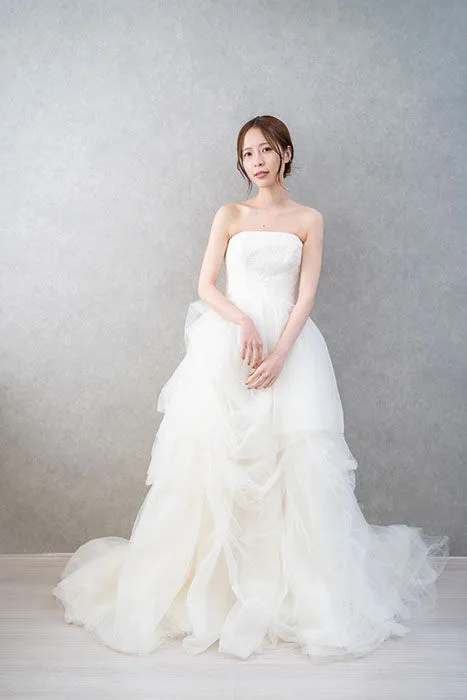 松本のスタジオで、Vera Wang のウェディングドレスを着た花嫁