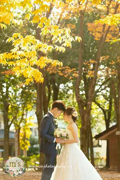 紅葉の中のフォトウェディング