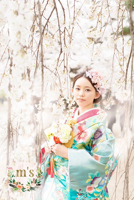 桜の中で