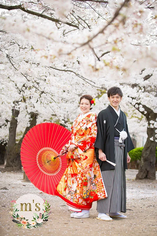 桜の松本城で