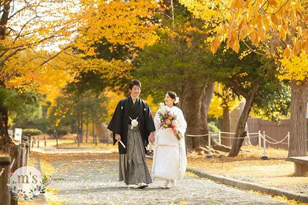 紅葉の中のフォトウェディング