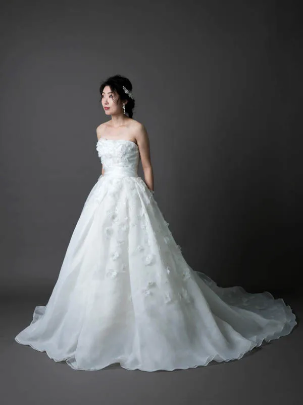 松本のスタジオで、White by Vera Wang の小花がついたウェディングドレスを着た花嫁