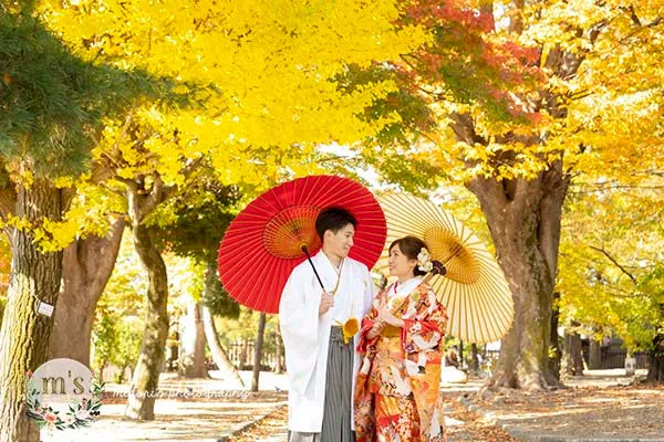 紅葉の中のフォトウェディング