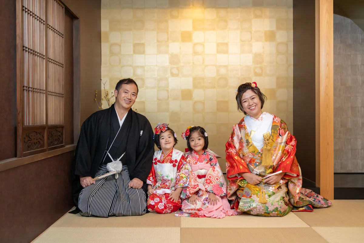 和室で着物を着て結婚写真を撮る家族
