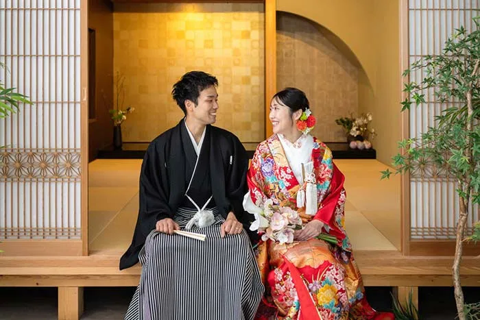 赤い色打掛姿の花嫁と新郎