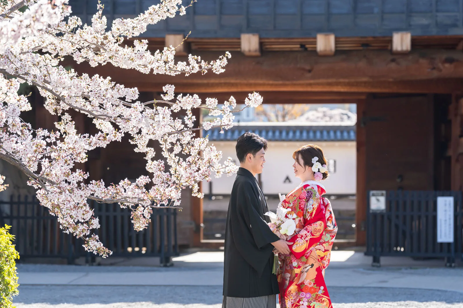 松本城の太鼓門前で向かい合う新郎新婦