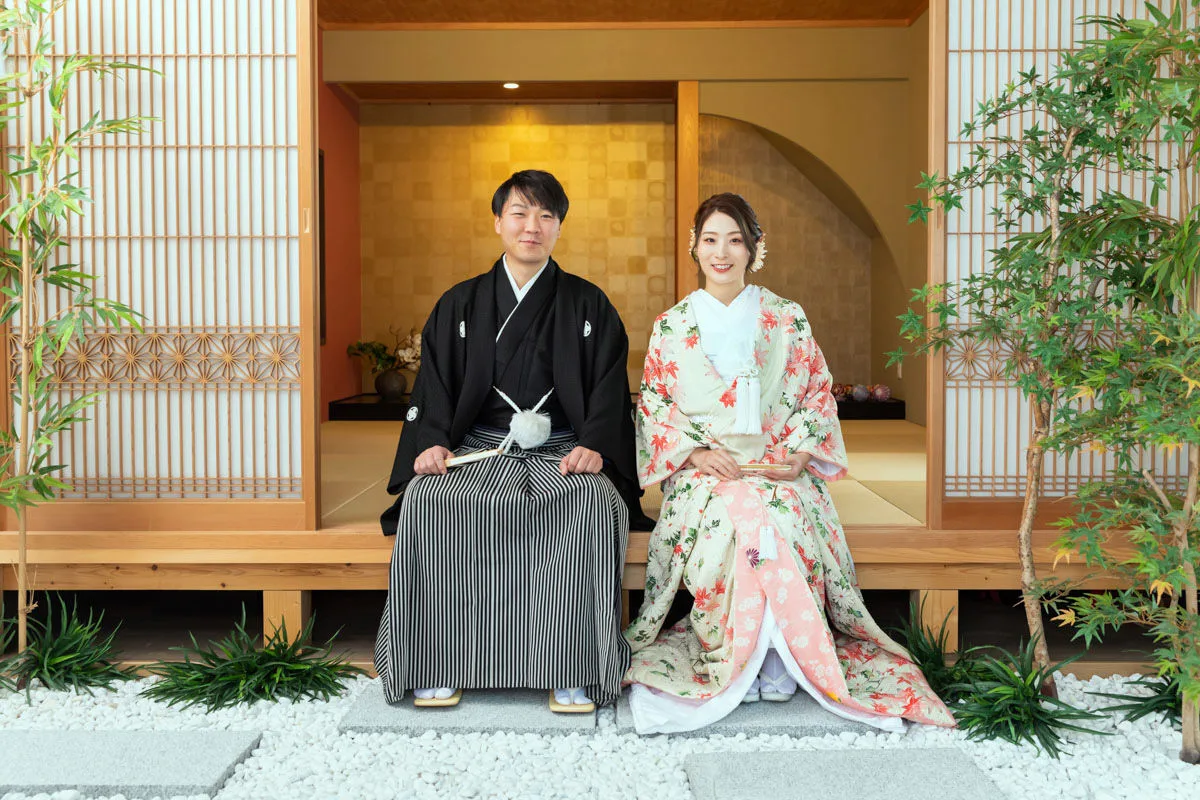 和室前で座る新郎新婦