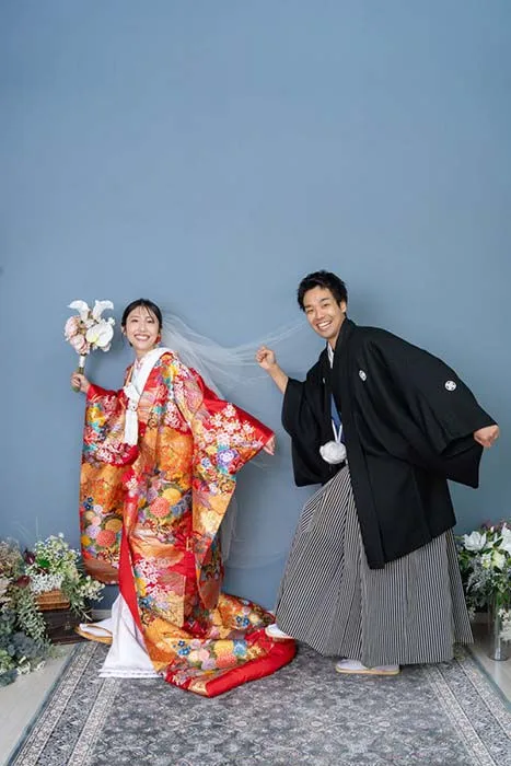 松本のスタジオで、色打掛にベールを合わせた花嫁と紋付袴の新郎の和装前撮り
