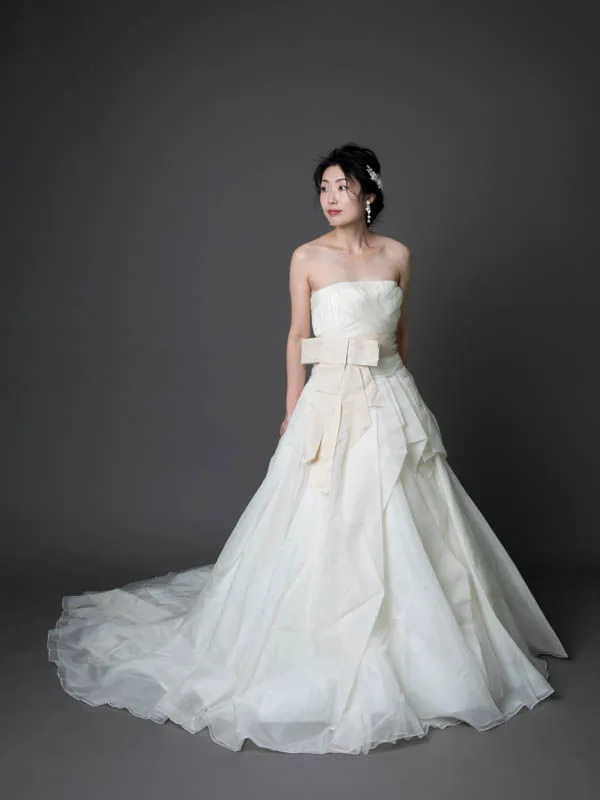 松本 studio m's の、すっきりしたシルエットの Vera Wang のドレス