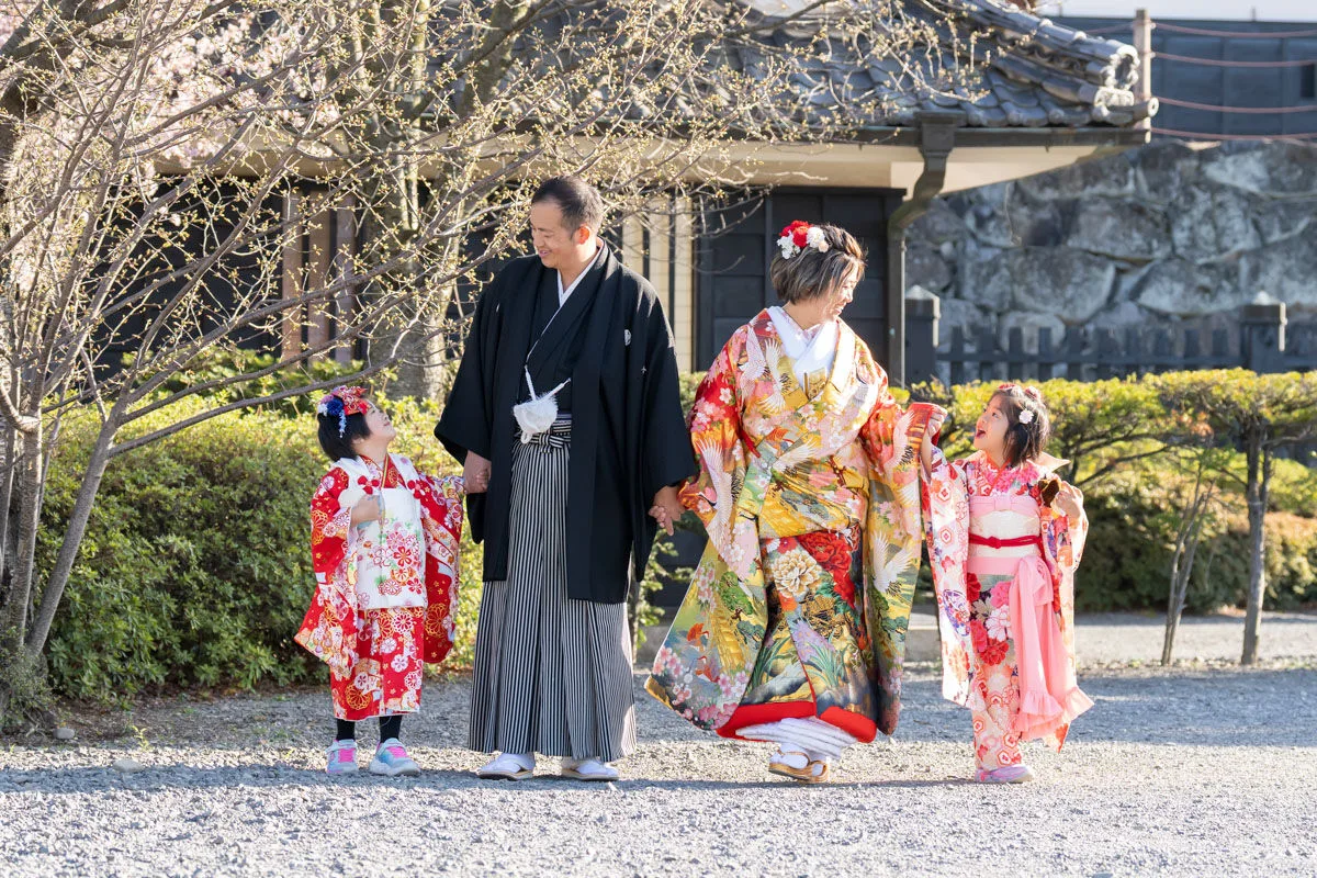着物を着て結婚写真を撮る家族