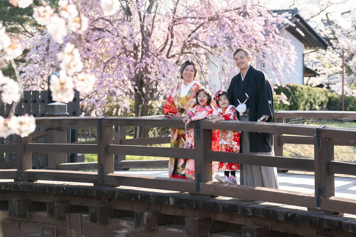 着物を着て結婚写真を撮る家族