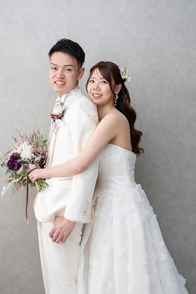 新郎にハグする新婦