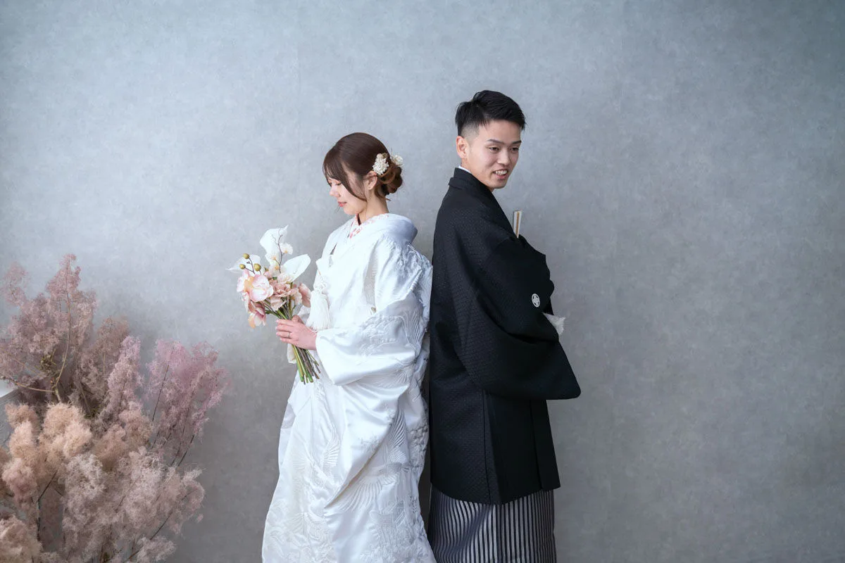 白無垢と黒い紋付袴姿の新郎新婦