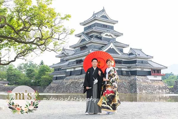 松本城で和装前撮りをする新郎新婦