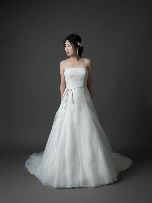  松本のスタジオで、Vera Wang のAラインのウェディングドレスを着た花嫁