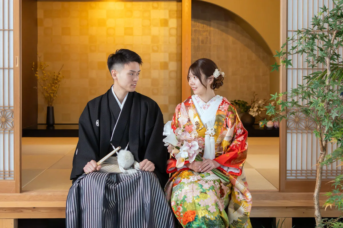 スタジオの和室で撮影をする和装の新郎新婦